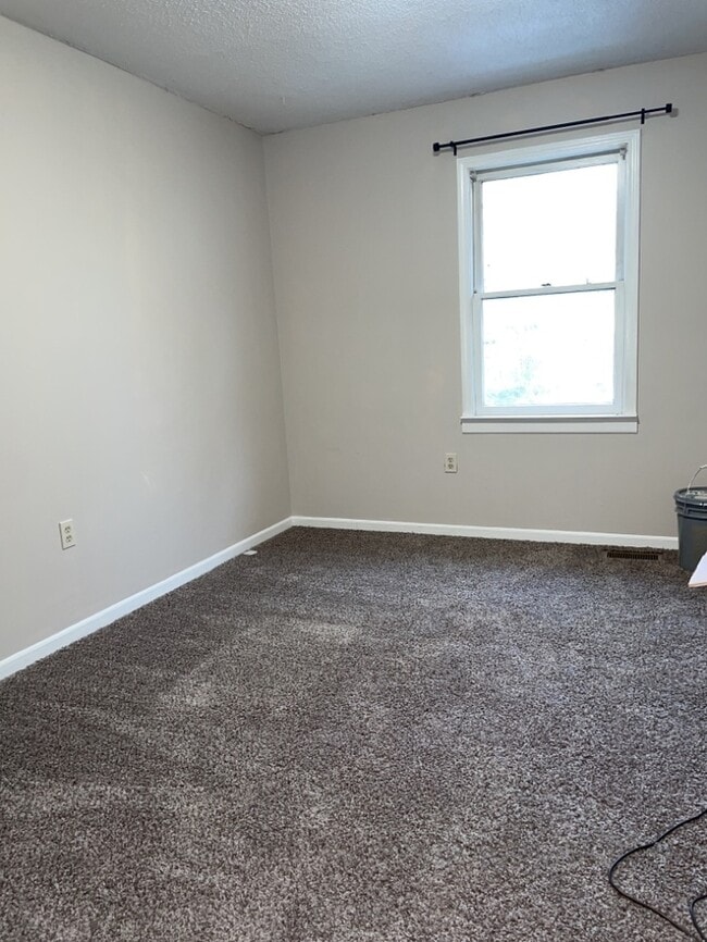 Building Photo - 902 Creekside Dr