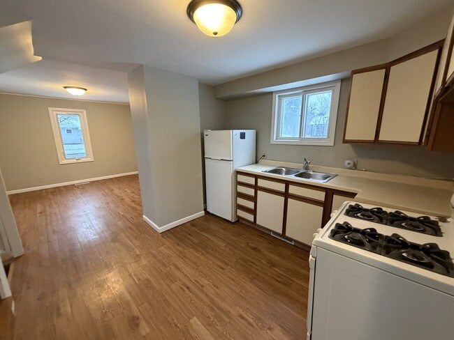 Building Photo - 323 Selma St