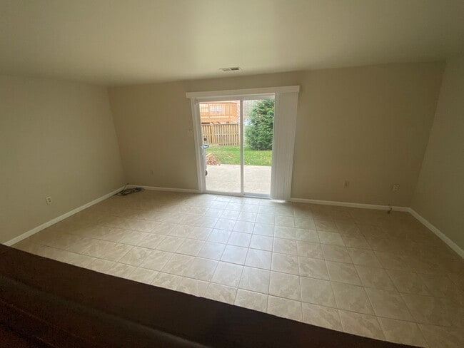 Building Photo - A three bedroom plus den, three and one half bath townhouse conveniently located in Rockville Mar...