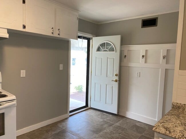 Building Photo - 3 Bed, 2 Bath Corner Lot in Tulsa!