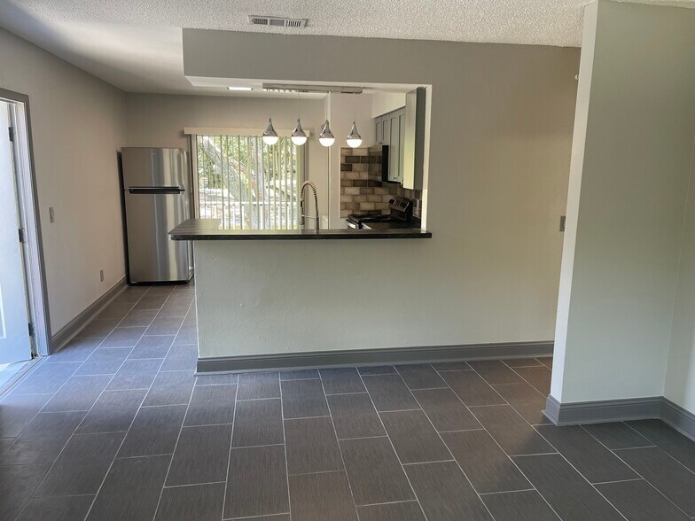 Building Photo - 7919 Lakeshore Dr