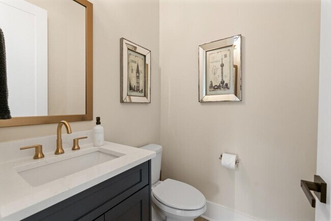 Building Photo - 568 Versailles Dr