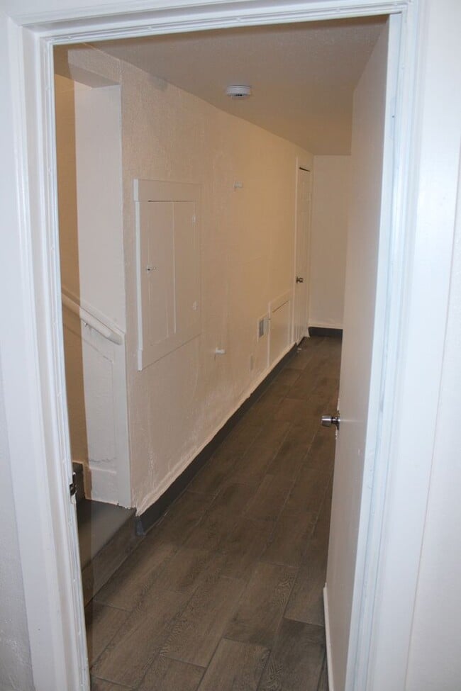 Building Photo - 3 Bedroom, 2 Bath in Single Family Home with BONUS Room Close to Downtown Pittsburg/BART