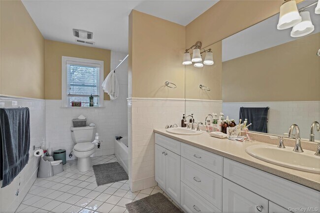 Building Photo - 484 Rosedale Ave