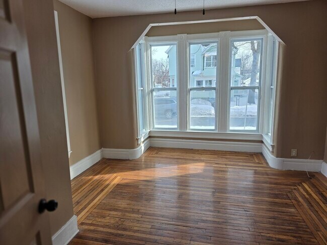 Building Photo - 184 King St