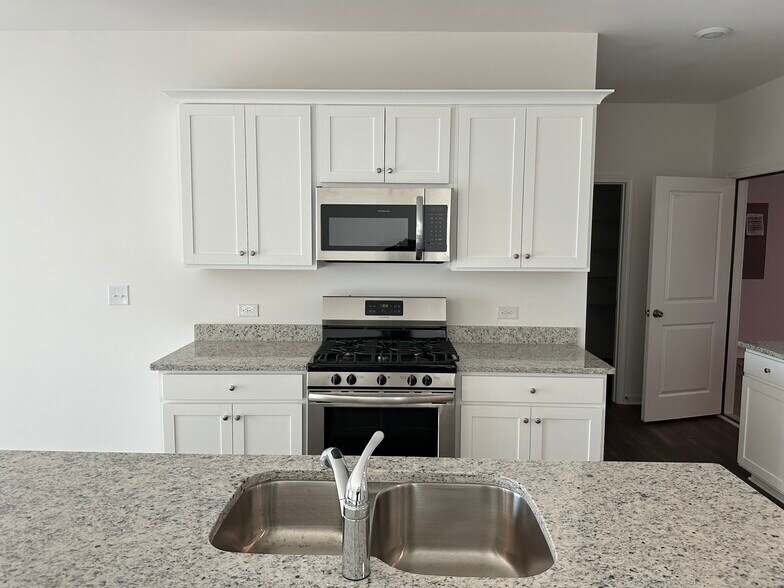 Building Photo - 1112 Holland Dr