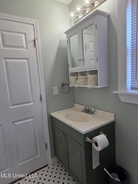 Building Photo - 412 Robert St