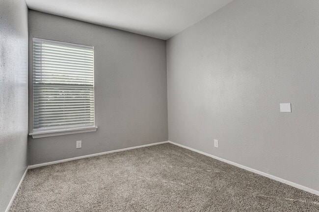 Building Photo - 4-BEDROOM ON CUL DE SAC IN SUNRISE