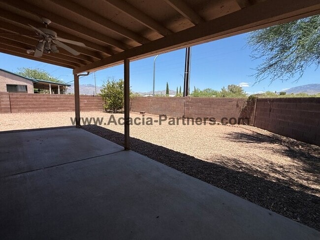 Building Photo - Three bedroom home with spacious great room