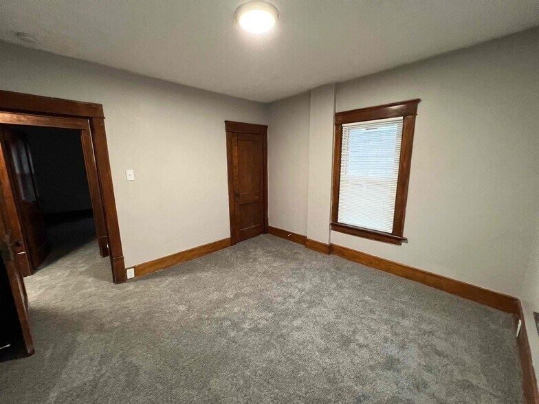 Building Photo - 1027 Delia Ave