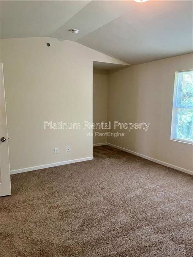 Building Photo - 2056 Belmont Cir NE