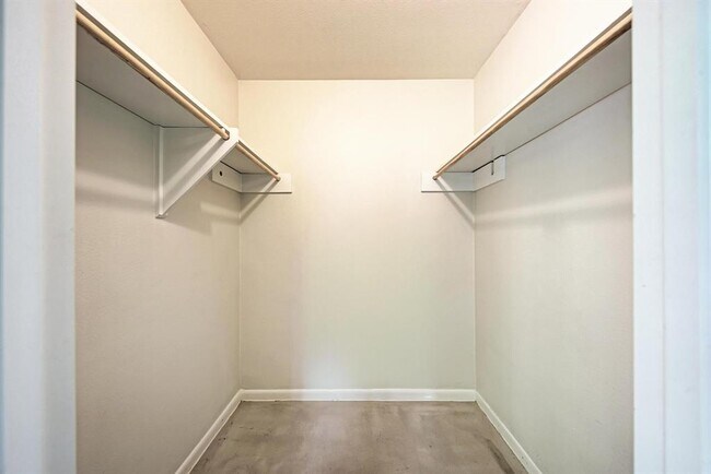 Building Photo - 2508 East Side Dr
