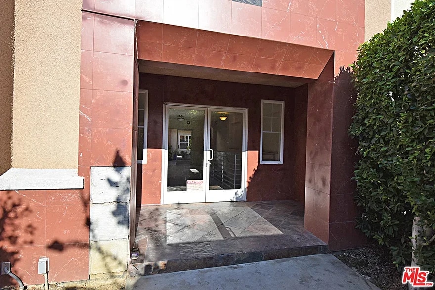 Building Photo - 532 N Mariposa Ave