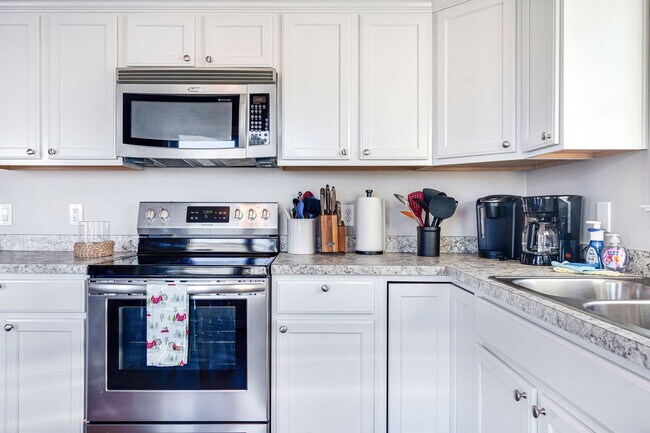 Building Photo - 12 Epping Ave