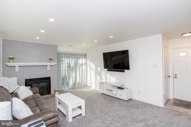 Building Photo - 33 Dogwood Ln