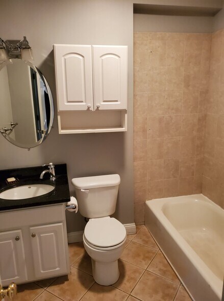 Building Photo - 544 E 8th St