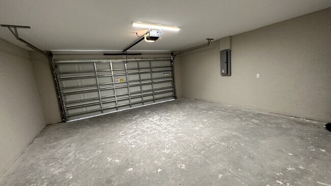 Building Photo - MOVE-IN SPECIAL: $500 off your first month's rent!