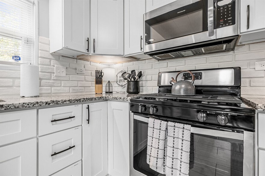 Building Photo - 14926 E 10 Mile Rd