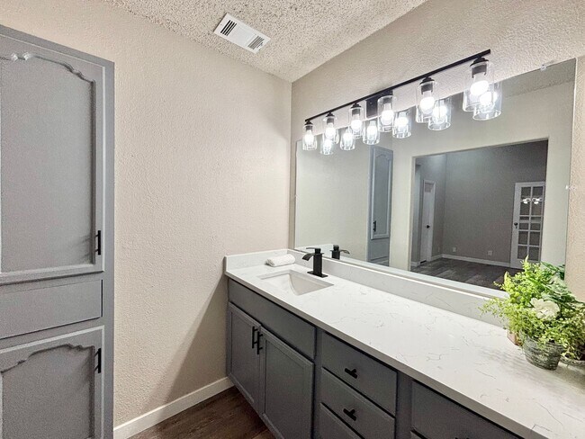 Building Photo - Windcrest Beauty for Rent!