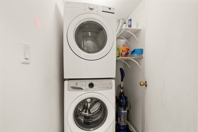 Building Photo - 75-83-83 Cambridge Pkwy