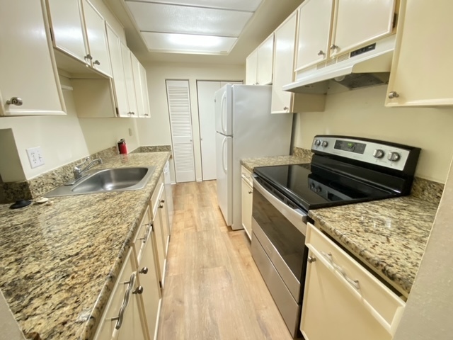 Modern kitchen, Oak floors, new appliances - 714 1st St S