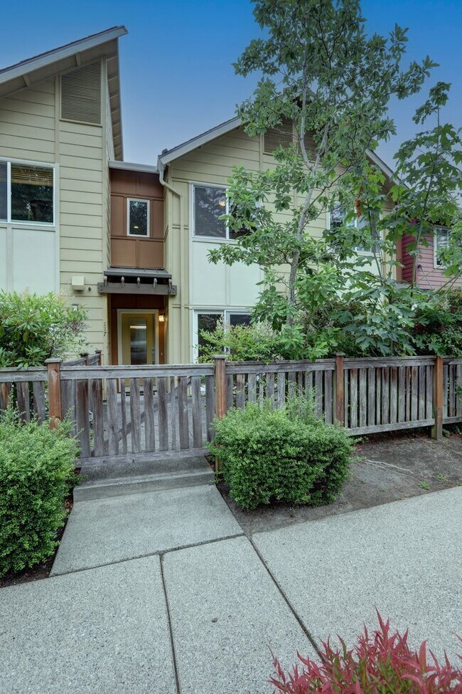 Building Photo - Lovely 2BR 1.75BA Issaquah Town Home, Perf...