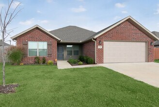 Building Photo - Great House in Quiet Neighborhood Ready to...