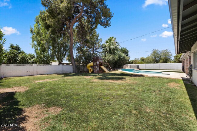 Building Photo - 5449 E Larkspur Dr