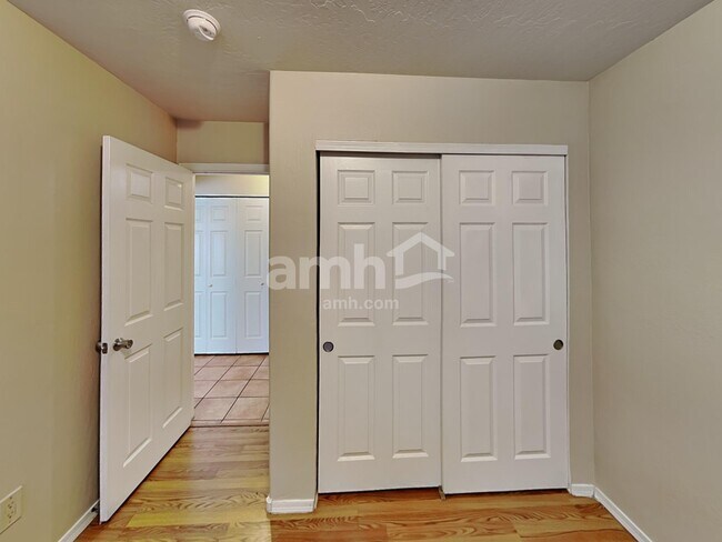 Building Photo - 720 S Ithica St