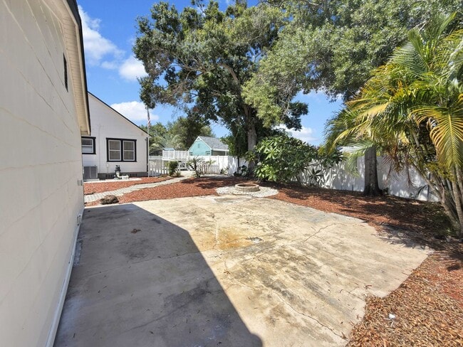 Building Photo - Recently Updated 3/2 with Pool and 2 Car Garage