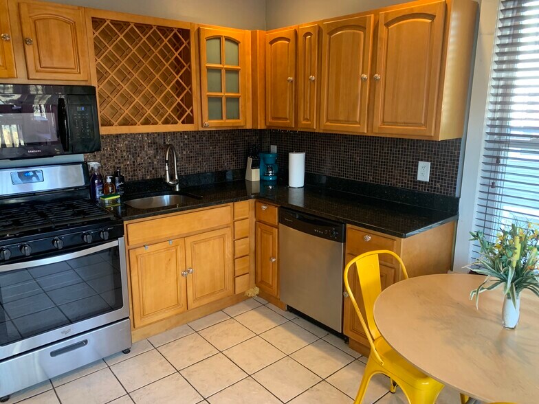 Building Photo - 16 Mayfair St