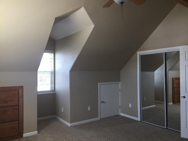 Building Photo - 441 Country Club Ln