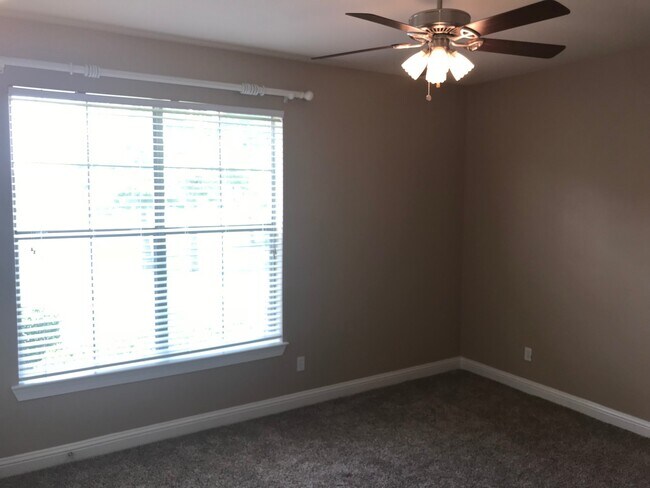 Building Photo - Summer Breeze