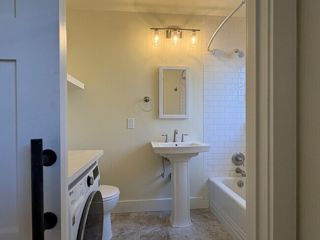 Building Photo - Newly Updated Second-Floor Studio in Palo Alto!