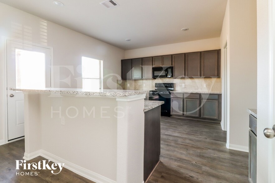 Building Photo - 14705 Country Club Dr