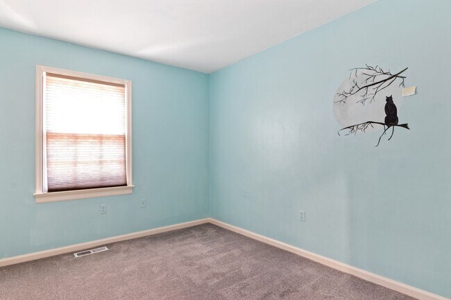 Building Photo - 3 Bed/2 1/2 Bath Pool Pet Friendly Bus line Parking