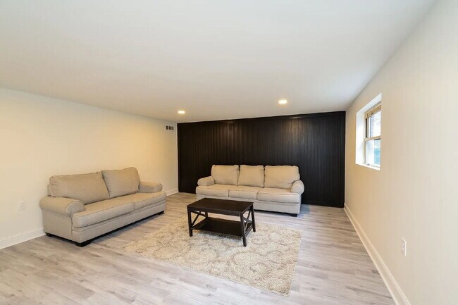 Building Photo - Available Fall Semester or Short Term rental!
