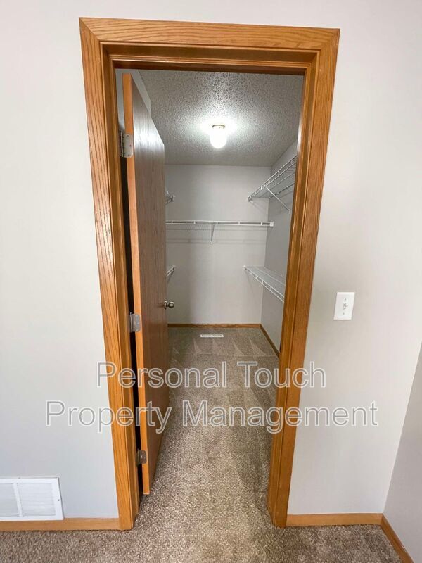 Building Photo - 2510 Amber Valley Ct S