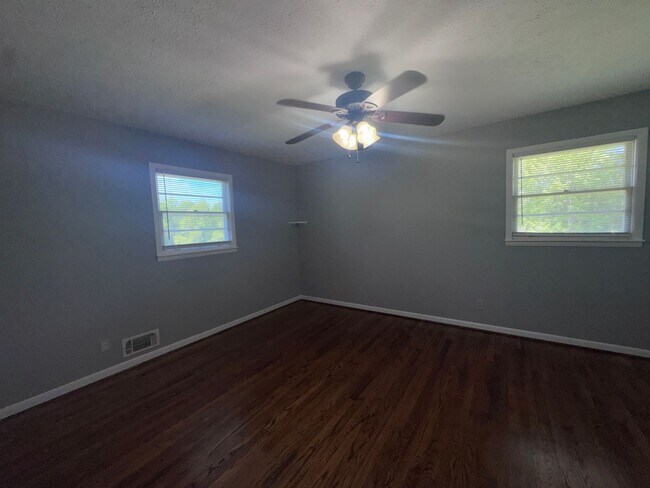 Building Photo - 302 11th St NE