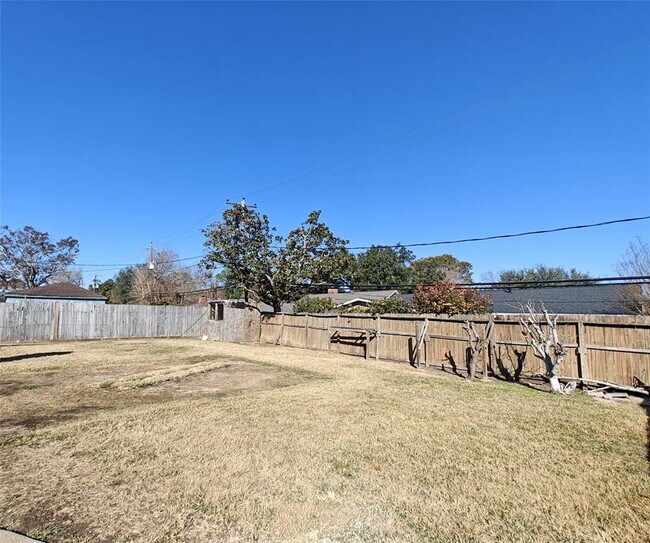 Building Photo - 8818 Roos Rd