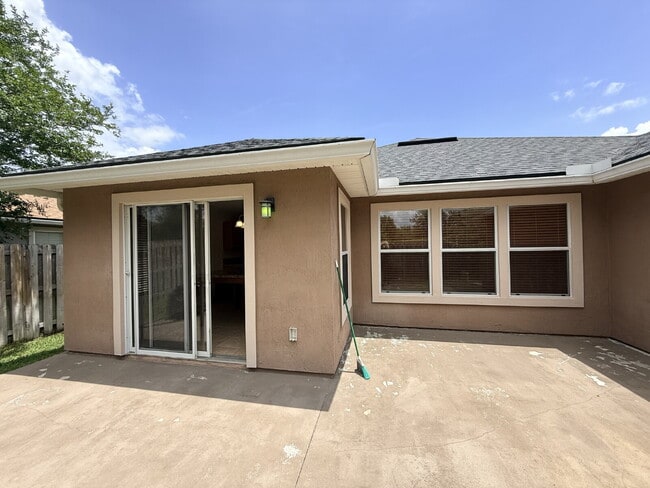 Building Photo - Samara Lakes Home with Fenced Yard