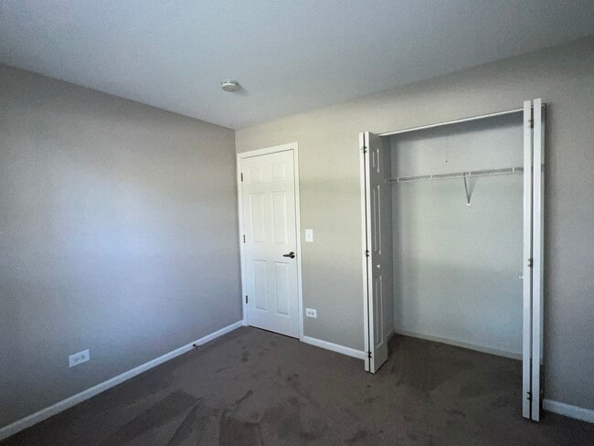Building Photo - 320 Crestview Dr