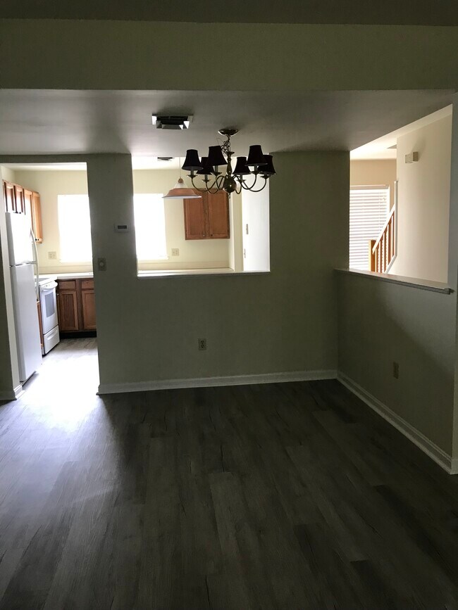 Building Photo - 1111 Cambridge Ct