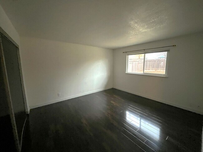 Building Photo - SAC T 4945