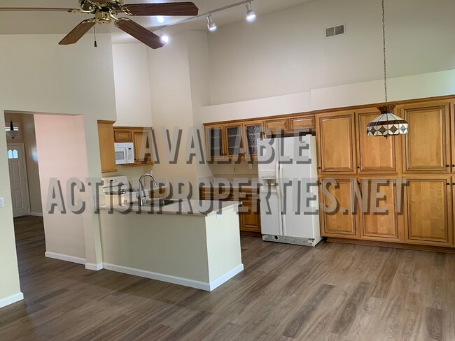 Building Photo - Antelope Single Story, - 3 bedroom, 2 bath - Separate Living Room, Family Room w/fireplace  Low M...