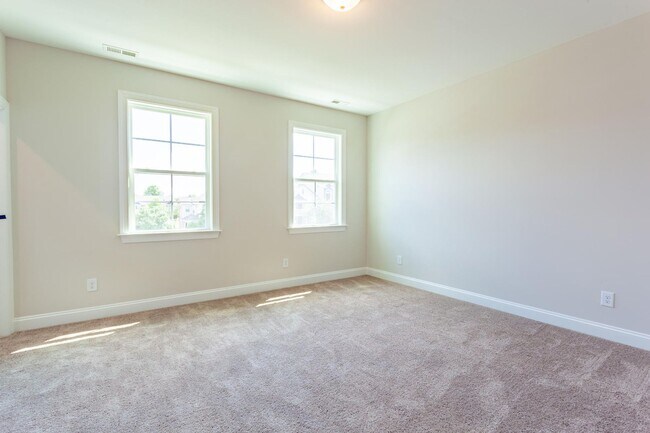 Building Photo - BEAUTIFUL TOWNHOME WITH COMMUNITY POOL