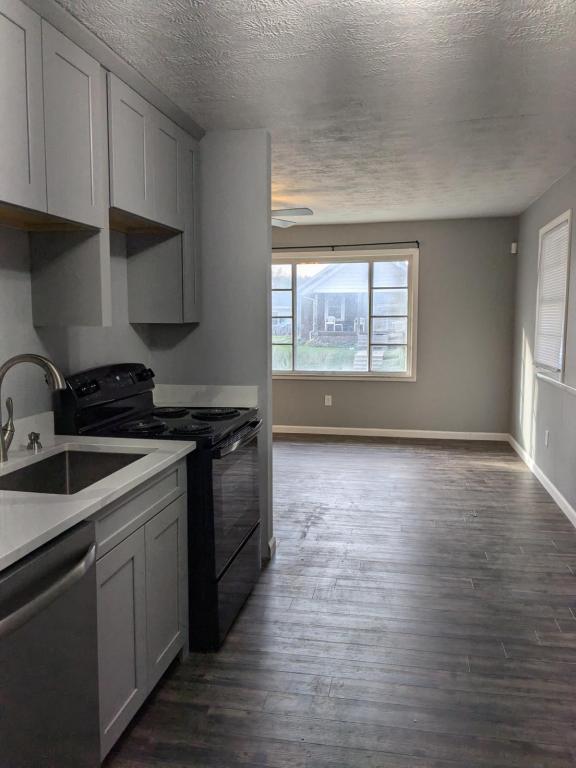 Building Photo - 910 E Elm St