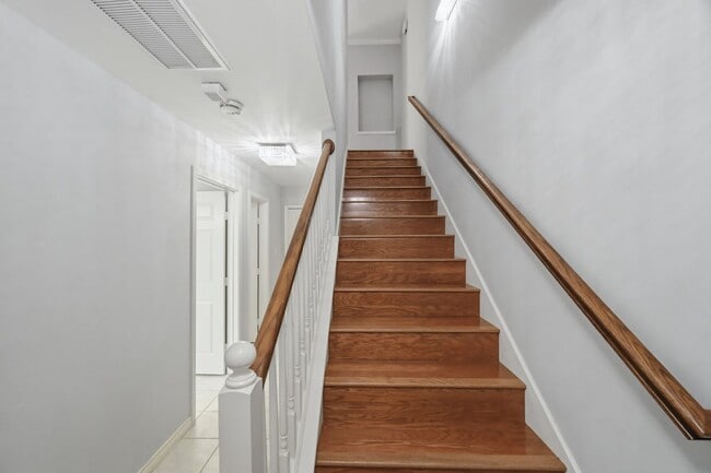 Building Photo - 2913 Crawford St