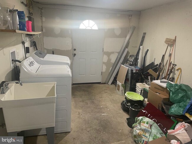 Building Photo - 7814 Saturn Pl