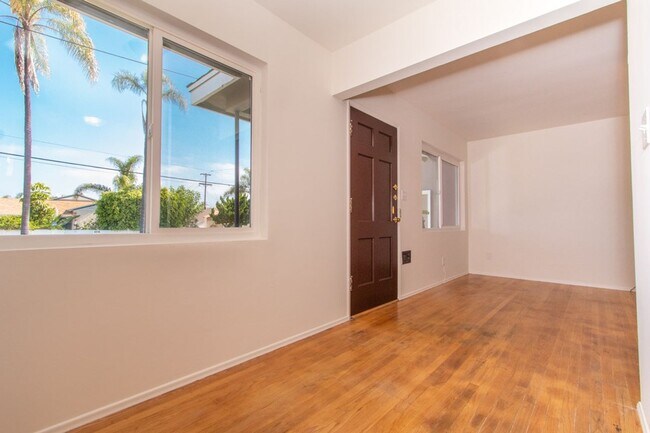 Building Photo - Charming 1 Bedroom / 1 Bath Apartment in Kensington Neighborhood w/ Garage - VACANT FOR VIEWING!